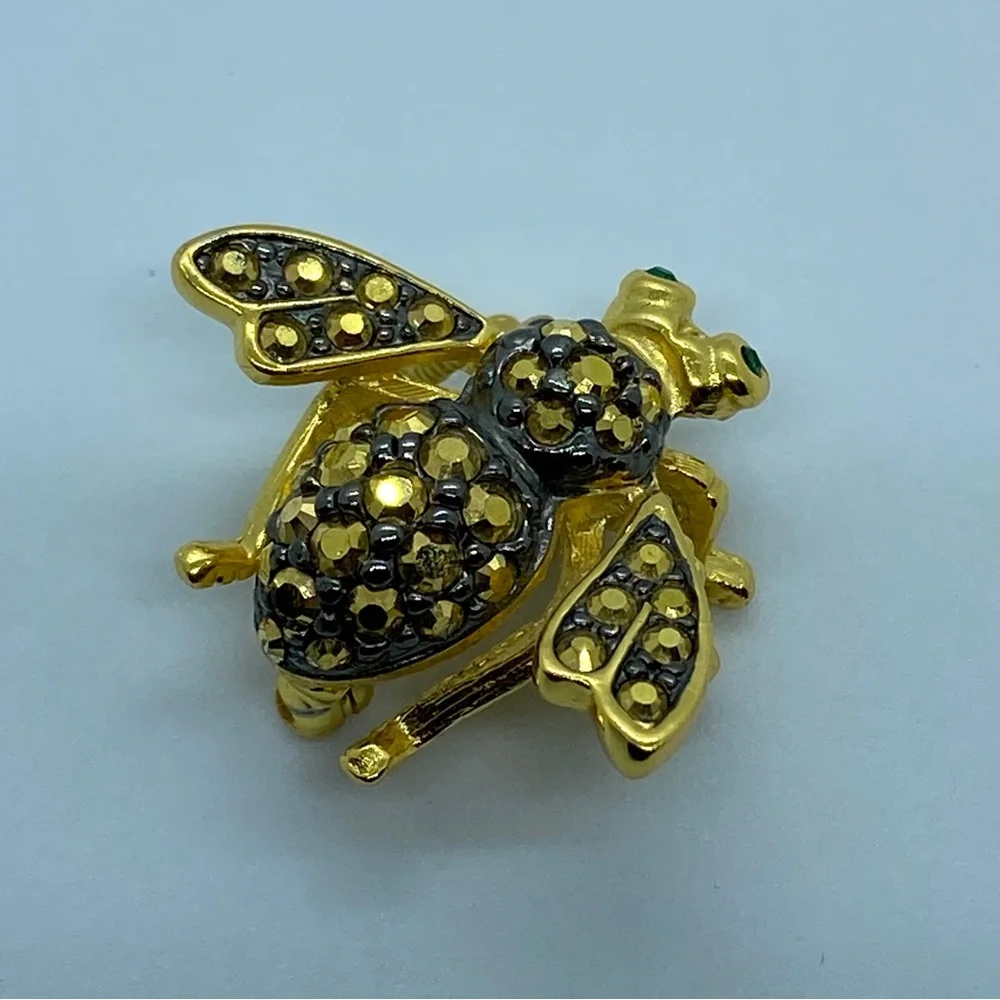 Vintage Unusual JR Black/Grey Enamel Gold Tone Textured Faux Emerald Eyed B… - Picture 5 of 7